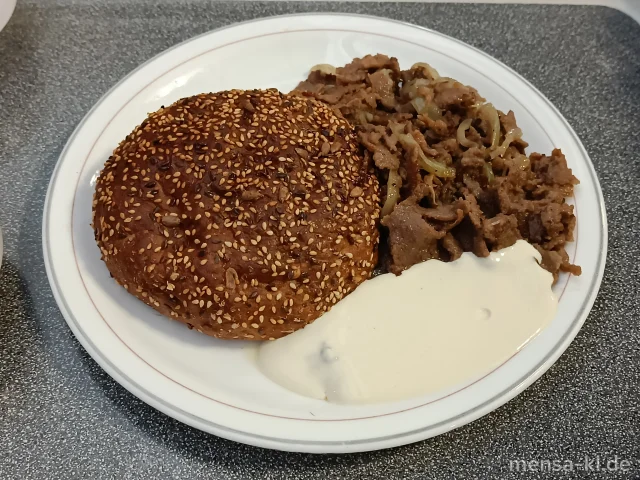 Gegrillter Kebab aus Rindfleisch (R) mit Joghurt-Dip (La), Eiweiß-Dönerbrot (Gl,Se) und Krautsalat (1,5,9,Gl,Ei,Sw,Sf)