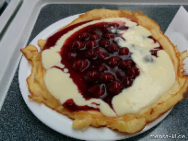 Ein frischer Pfannkuchen (Gl,Ei,La,A,V) mit Sauerkirschen (V) und Vanillesoße (La,V)
