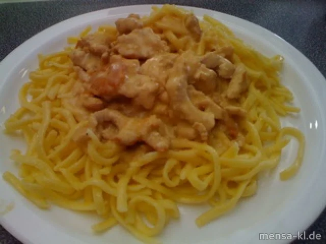 Putengeschnetzeltes mit Frischkäse-Kräutersoße, Spätzle und Salat